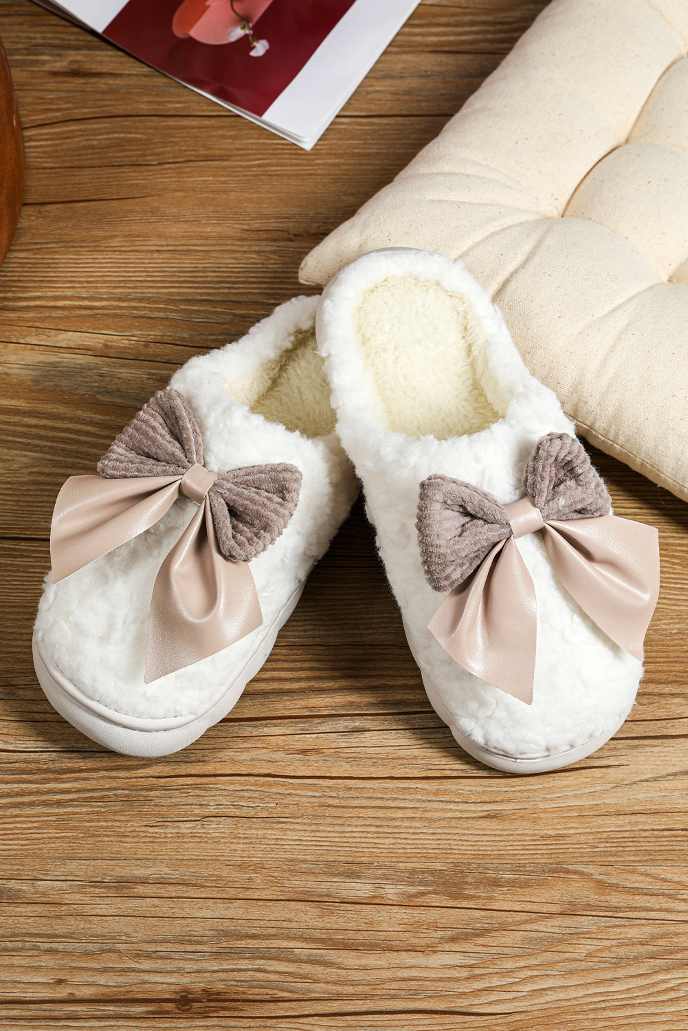 White Contrast Bowknot Applique Plush Winter Slippers (Colors May Differ by Batch)